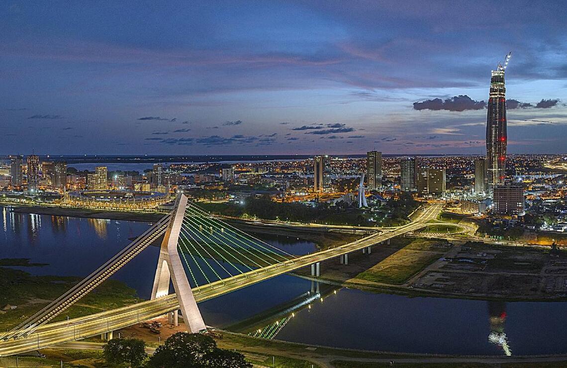 Vue d’Abidjan au crépuscule, pont et tour de la ville